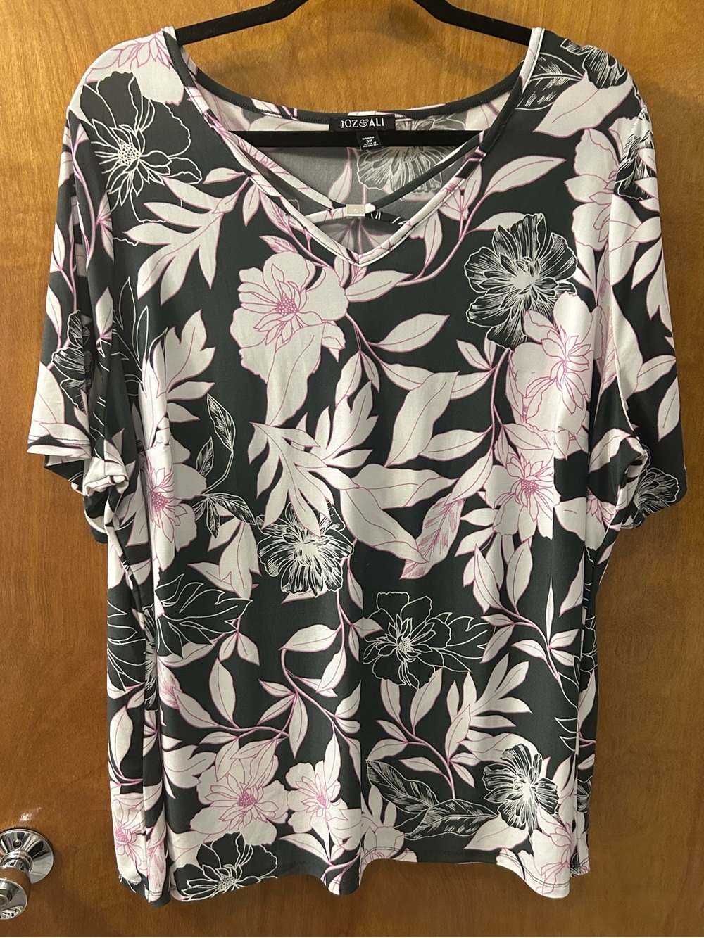 Roz & Ali Floral V-Neck Short Sleeve Top - Pink & White Flowers